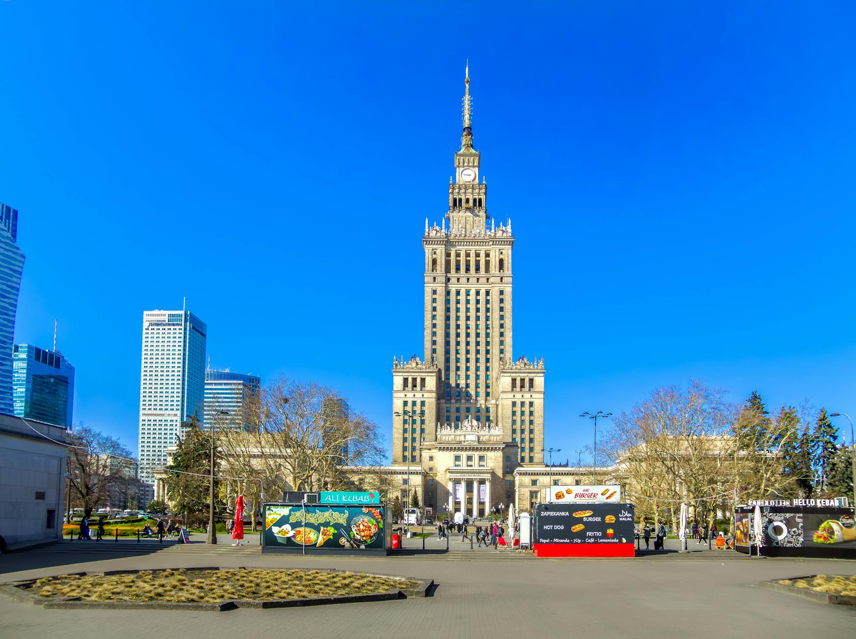 Uczestnicy na Radzyńskich Targach Pracy i Edukacji, szukający możliwości rozwoju zawodowego i ofert pracy.